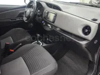 Usado Toyota Yaris Hybrid Active 100 CV (73 kW) 2018 Negro Berlina