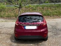 Usado Ford Fiesta Titanium 90 CV (66 kW) 2008 Granate Utilitario