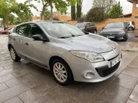 Usado Renault Mégane Expression 85 CV (62 kW) 2010 Gris / plata Berlina