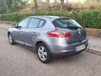 Usado Renault Mégane III Dynamique 105 CV (77 kW) 2009 Gris / plata Berlina