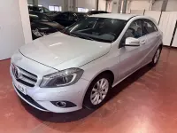 Usado Mercedes A180 109 CV (80 kW) 2015 Gris Utilitario