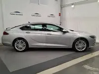 Usado Opel Insignia Innovation 165 CV (121 kW) 2020 Gris / plata Berlina