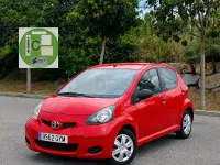 Usado Toyota Aygo Live 68 CV (50 kW) 2010 Rojo Utilitario
