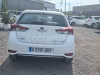 Usado Toyota Auris Hybrid Active 136 CV (100 kW) 2016 Blanco Berlina