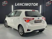 Usado Toyota Yaris Hybrid 100 CV (73 kW) 2020 Blanco Berlina