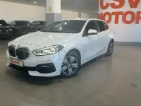Usado BMW 118 Comfort Edition 150 CV (110 kW) 2021 Blanco Berlina