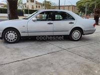 Usado Mercedes E320 Elegance 220 CV (161 kW) 1998 Gris / plata Berlina