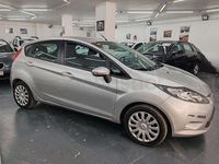 Usado Ford Fiesta Trend 82 CV (60 kW) 2012 Gris / plata Utilitario