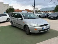 Usado Ford Focus Ambiente 100 CV (73 kW) 2000 Gris / plata Familiar