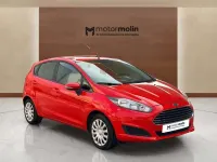 Usado Ford Fiesta Trend 101 CV (74 kW) 2014 Rojo Utilitario