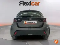 Usado Toyota Yaris 72 CV (52 kW) 2023 Gris Utilitario