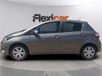 Usado Toyota Yaris Hybrid Active 100 CV (73 kW) 2020 Gris Berlina