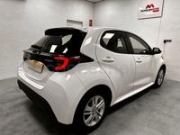 Usado Toyota Yaris Hybrid Active 116 CV (85 kW) 2021 Blanco Berlina