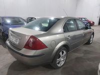 Usado Ford Mondeo Trend 130 CV (95 kW) 2002 Gray Berlina