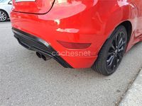 Usado Ford Fiesta Trend 82 CV (60 kW) 2014 Rojo Utilitario