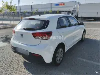 Usado Kia Rio 84 CV (61 kW) 2018 Blanco Berlina