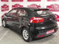 Usado Kia Rio 85 CV (62 kW) 2013 Negro Berlina