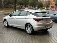 Usado Opel Astra Business 110 CV (80 kW) 2018 Gris / plata Berlina