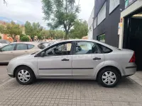 Usado Ford Focus Trend 100 CV (73 kW) 2006 Gris / plata Berlina