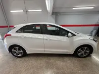 Usado Hyundai i30 110 CV (80 kW) 2015 Blanco Berlina