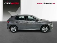 Usado Skoda Fabia Essence 80 CV (58 kW) 2025 Gris / plata Berlina