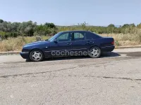 Usado Mercedes E300 Avantgarde 177 CV (130 kW) 1999 Azul Berlina