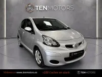 Usado Toyota Aygo Live 68 CV (50 kW) 2010 Gris / plata Utilitario