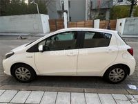 Usado Toyota Yaris Hybrid Active 100 CV (73 kW) 2014 Blanco Berlina