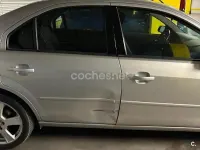 Usado Ford Mondeo Trend 125 CV (91 kW) 2002 Gris / plata Berlina