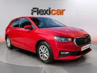 Usado Skoda Fabia Selection 95 CV (69 kW) 2025 Rojo Utilitario