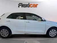 Usado Kia Rio 84 CV (61 kW) 2017 Blanco Berlina