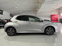 Usado Toyota Yaris Hybrid Style 116 CV (85 kW) 2021 Gris / plata Berlina