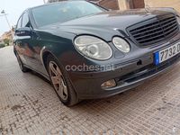 Usado Mercedes E270 Avantgarde 170 CV (125 kW) 2003 Gris / plata Berlina