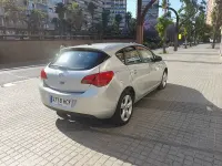 Usado Opel Astra Enjoy 100 CV (73 kW) 2011 Gris / plata Berlina