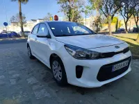 Usado Kia Rio Plus 84 CV (61 kW) 2018 Blanco Berlina