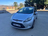 Usado Ford Fiesta 70 CV (51 kW) 2011 Gris plata Utilitario