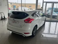 Usado Ford Focus ST-Line 125 CV (91 kW) 2018 Blanco Berlina