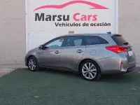 Usado Toyota Auris Hybrid Advance 136 CV (100 kW) 2015 Gris / plata Familiar