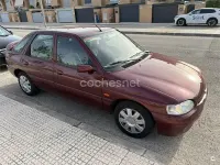 Usado Ford Escort 70 CV (51 kW) 1998 Granate Berlina