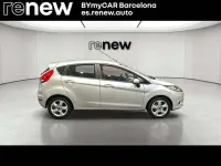 Usado Ford Fiesta Trend 95 CV (69 kW) 2010 Plateado Utilitario