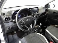 Usado Hyundai i10 67 CV (49 kW) 2021 New sleek silver Utilitario