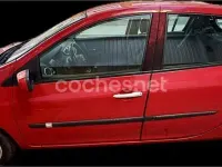 Usado Renault Clio II Authentique 75 CV (55 kW) 2009 Rojo Berlina