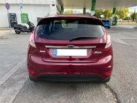 Usado Ford Fiesta Titanium 100 CV (73 kW) 2013 Violeta / lila Utilitario
