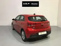 Usado Kia Rio 120 CV (88 kW) 2022 Rojo Berlina