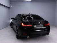 Usado BMW 318 150 CV (110 kW) 2022 Negro Familiar