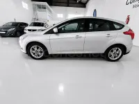 Usado Ford Focus Trend 90 CV (66 kW) 2011 Gris / plata Berlina