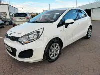 Usado Kia Rio 85 CV (62 kW) 2014 Blanco Berlina