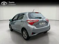 Usado Toyota Yaris Hybrid Active 100 CV (73 kW) 2018 Gris / plata Berlina