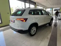 Usado Skoda Karoq Ambition 150 CV (110 kW) 2022 Blanco SUV