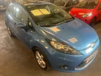 Usado Ford Fiesta Trend 70 CV (51 kW) 2010 Azul Berlina